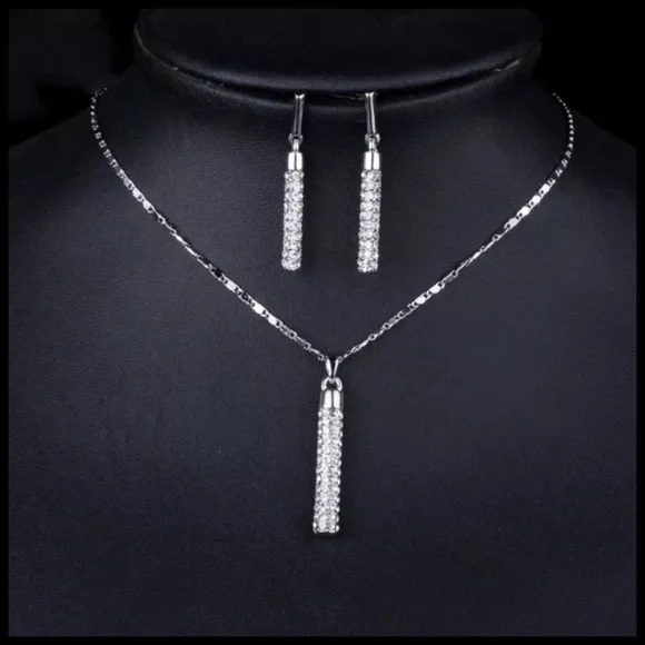 🌷 Swarovski Crystal Gold Bar Necklace Set - Picture 3 of 3